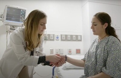 Кодирование Аквилонг в Давлеканово Врач держит пациентку за руку